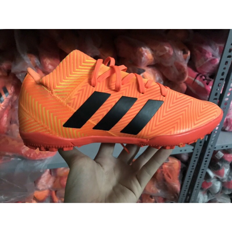 Giầy đá bóng Nemeziz 18.3 màu cam và màu hồng