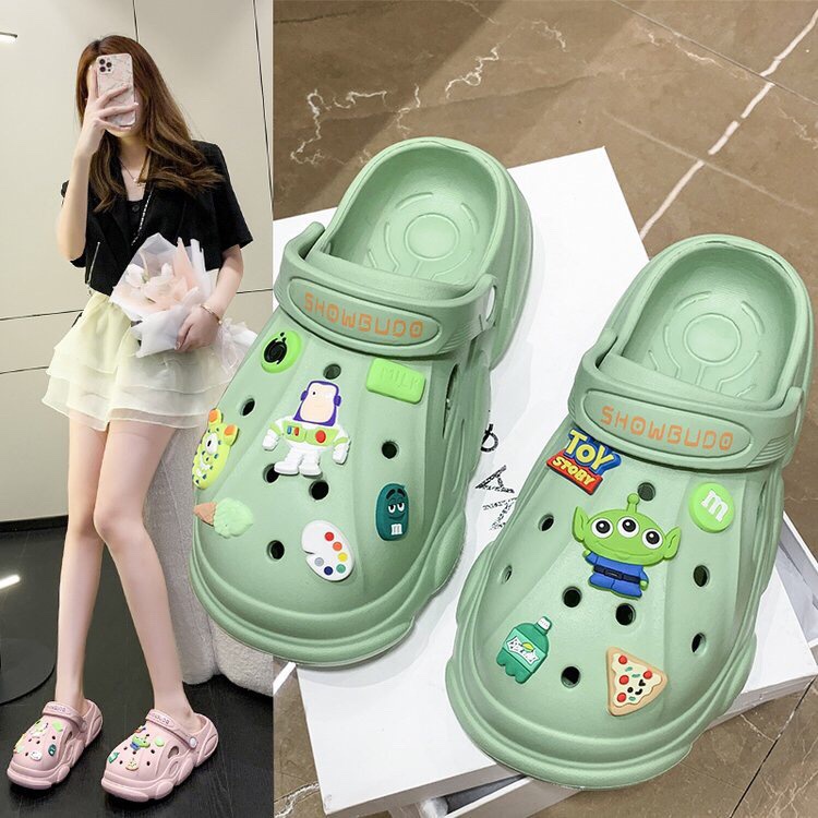 Dép Cross nữ Showbudo cao 4cm, Sục nữ độn đế kèm Sticker chất liệu Eva Hottrend 2022
