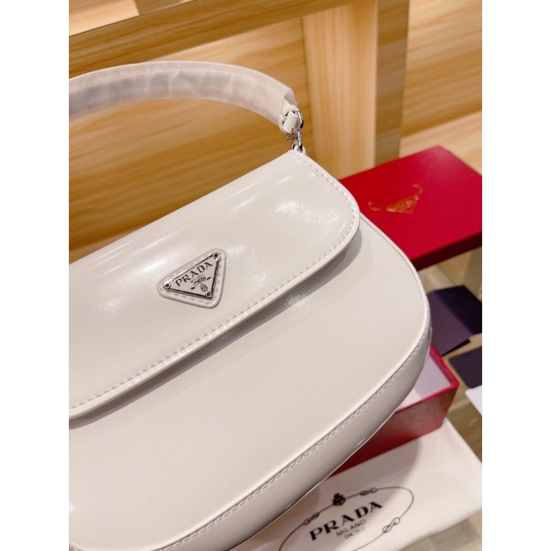 Túi kẹp nách prada nắp hàng da thật sz 22 sẵn trắng