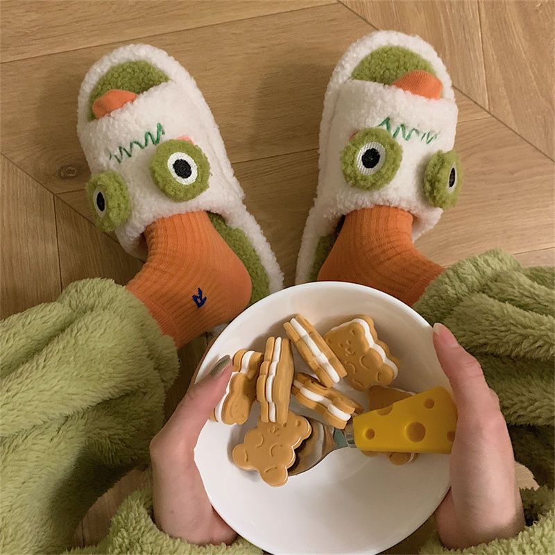 The new Korean cartoon plush slipper girl uses lovely soft-soled anti-skid cotton slippers for indoor home in winter.