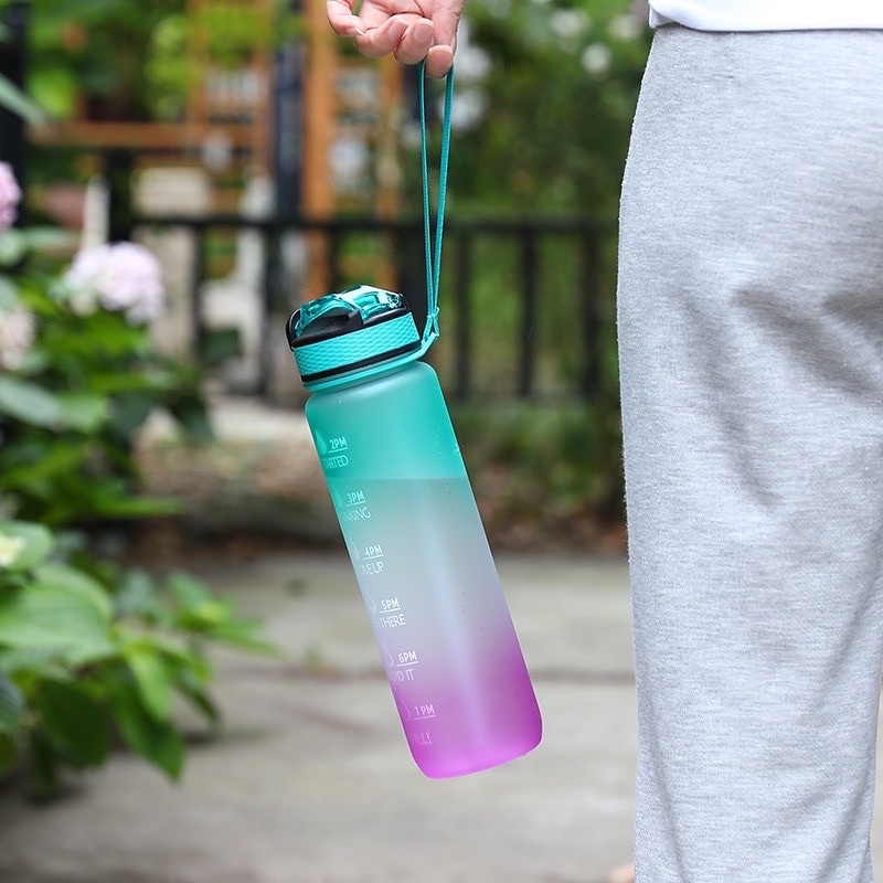 Bình nước 1 lít [ kèm Sticker] có vạch chia nhắc giờ dành cho người lười uống nước, bình đựng nước thể thao 1L