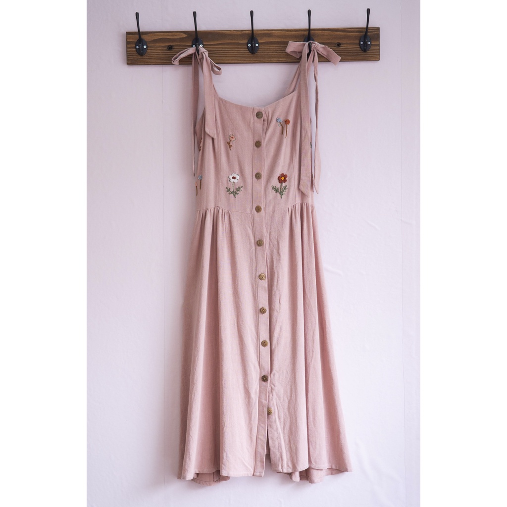 Đầm 2 dây Linen thêu tay cột nơ mềm mại -Nhà Của Moon