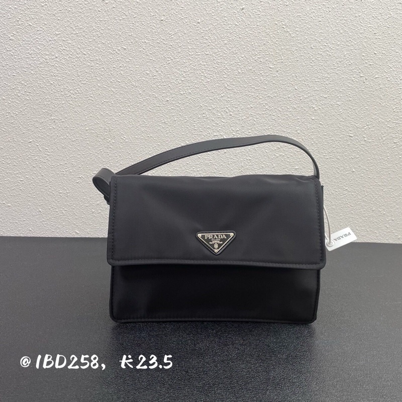 Túi đeo chéo nữ có 2 màu logo thương hiệu Prada cao cấp