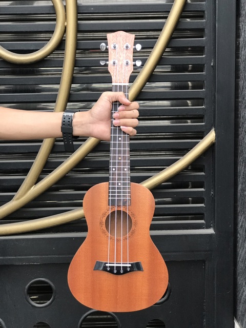 Đàn Ukulele Gỗ (size concert) kích thước 24inch giá rẻ.