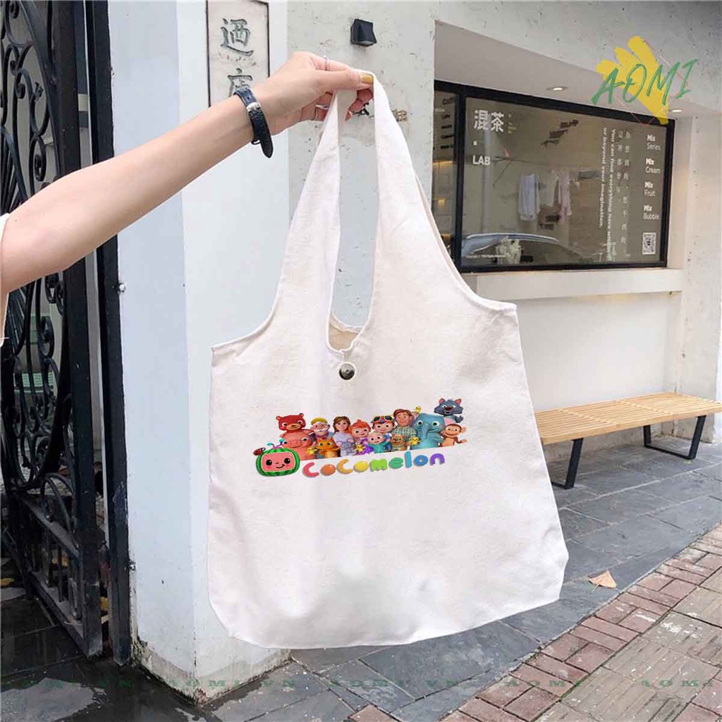 TOTE CANVAS COCOMELON FORM TRÒN TÚI VẢI ĐEO VAI BAG NÚT BẤM SIZE LỚN AOMIVN DU LỊCH DẠO PHỐ CÁ TÍNH