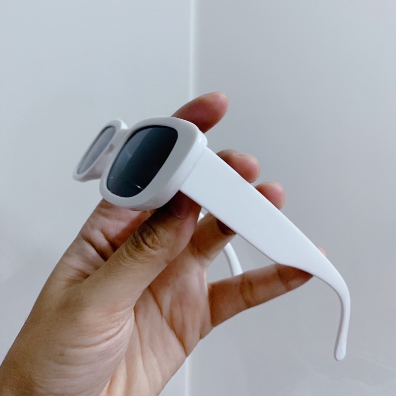 Kính mắt gọng vuông viền trắng đi biển phong cách Hàn Quốc cho cả nam và nữ