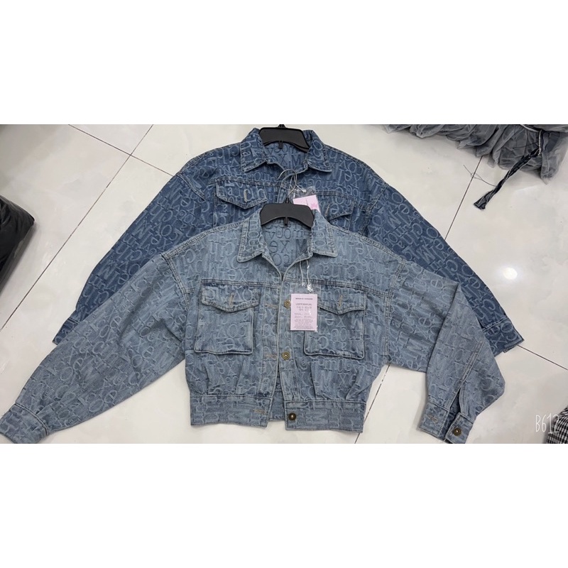 Áo khoác jean dệt cổ bẻ phối túi hộp hai bên tay dài!