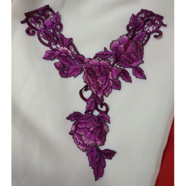 Cổ áo thêu màu tím