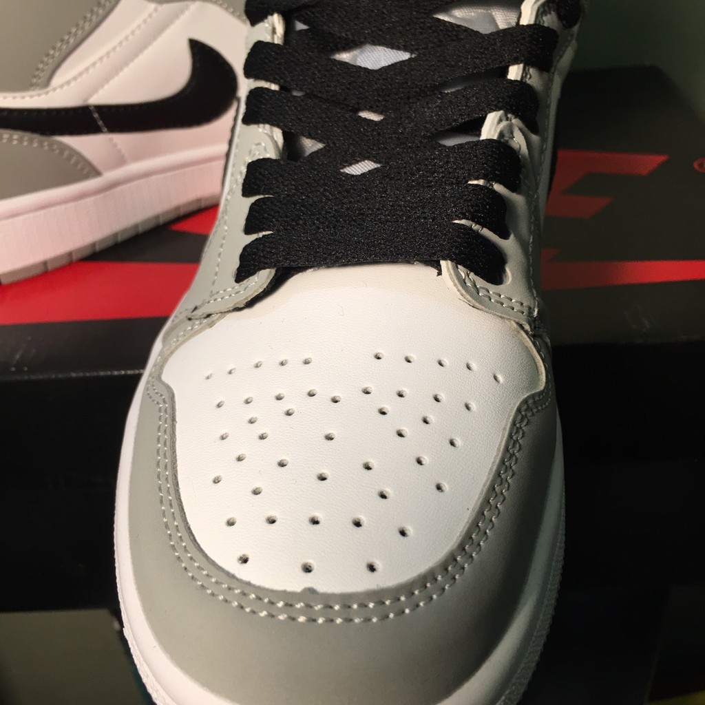 [JD1 Chuẩn 11] Jordan 1 Cổ Cao Mid Older Kids' Shoe Xám Trắng - Giày Thể Thao | BigBuy360 - bigbuy360.vn