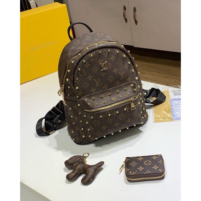 BALO  đinh da đẹp,mua 1 được 3 bao gồm charm chó,ví nhỏ, balo Lv, full box đầy đủ