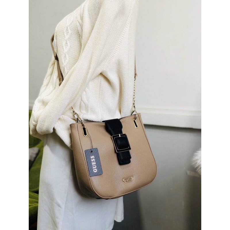 -Túi đeo chéo  Guez hobo crossbodybag-chất da mềm khoá vuông sang chảnh