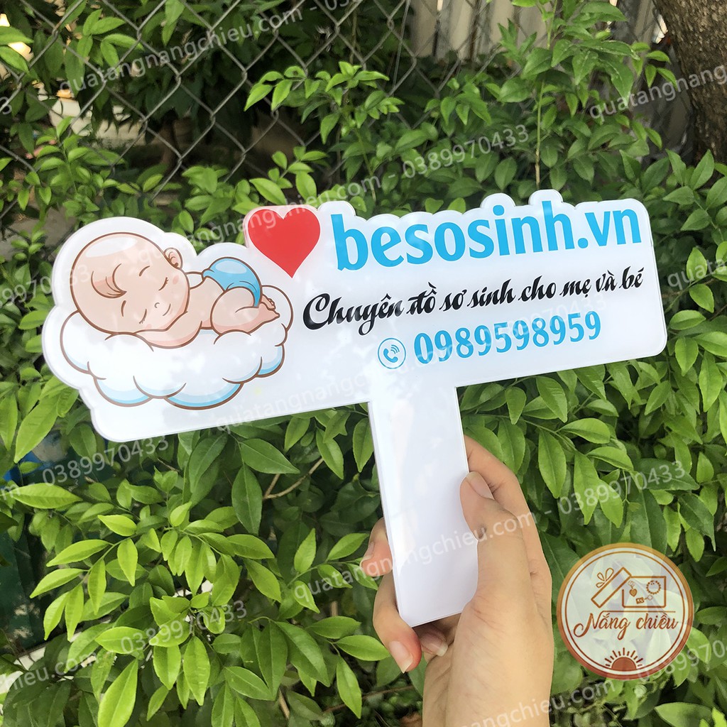 Bảng hiệu cầm tay đạo cụ chụp hình _ bảng hiệu giá rẻ_ bảng hiệu mica