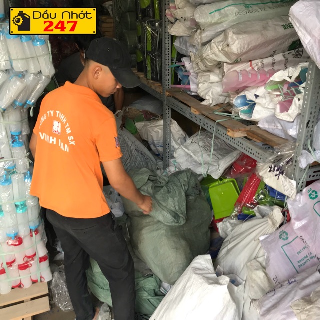 Phểu Vinh Nam thay nhớt cho mọi loại xe.