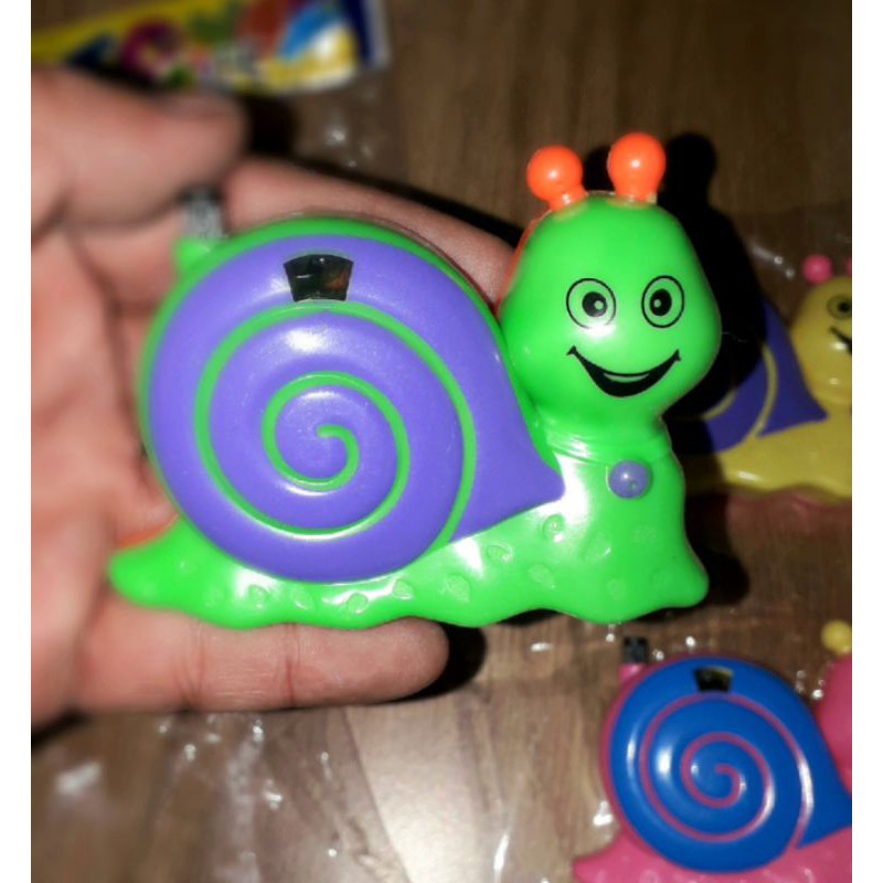 Một cái máy xem ảnh mini hình chú óc sên bằng nhựa rất đẹp