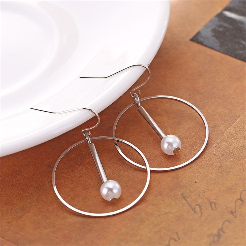 Bông tai kim loại kiểu khoá móc phối mặt hình tròn đính ngọc trai giả thời trang