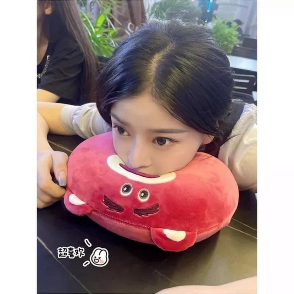 Gối kê cổ chữ U gấu dâu tây hồng lotso ruột gối cao su non nguyên khối mềm Dễ Thương