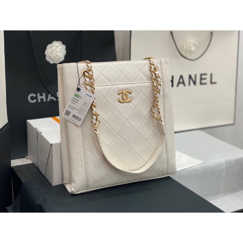 túi xách tay nữ dáng to một ngăn chính da bê nhập khẩu logo trang trí đính mặt 𝘾𝙝𝙖𝙣𝙚𝙡 CN 𝘾𝙝𝙖𝙣𝙚𝙡