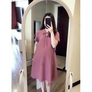 Đầm bầu ngắn tay cổ nơ màu hồng ruốc