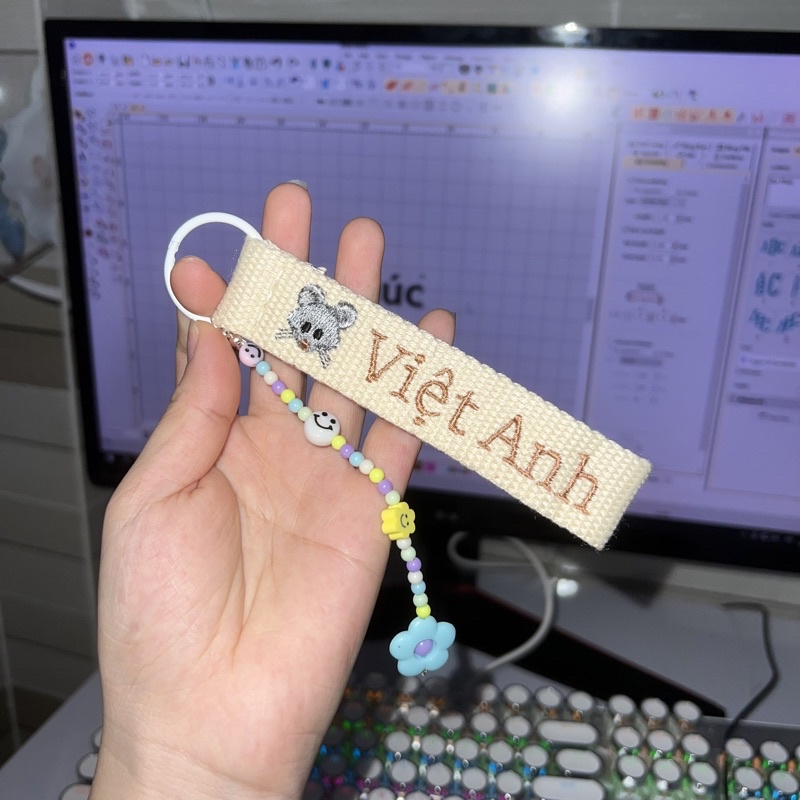 Name tag, móc khoá thêu tên theo yêu cầu