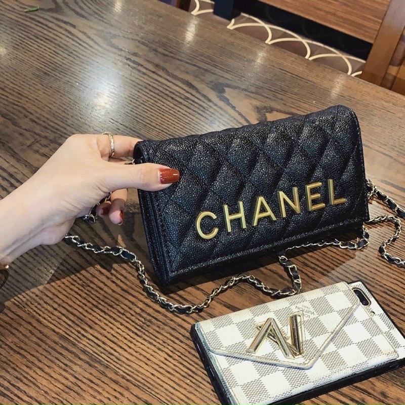 ví cầm tay trần trám chữ C H A N E L size 20cm có dây đeo chéo