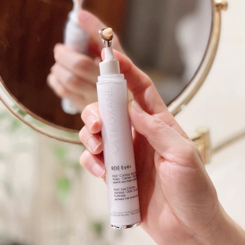 Kem mắt Teoxane R[II] Eyes 𝐭𝐫𝐞̉ 𝐡𝐨𝐚́ 𝐯𝐮̀𝐧𝐠 𝐦𝐚̆́𝐭 𝐯𝐨̛́𝐢 đ𝐚̂̀𝐮 𝐦𝐚𝐬𝐬𝐚𝐠𝐞 𝐠𝐢𝐮́𝐩 𝐜𝐚̉𝐢 𝐭𝐡𝐢𝐞̣̂𝐧 𝐪𝐮𝐚̂̀𝐧𝐠 𝐭𝐡𝐚̂𝐦, 𝐛𝐨̣𝐧𝐠 𝐦𝐚̆́𝐭