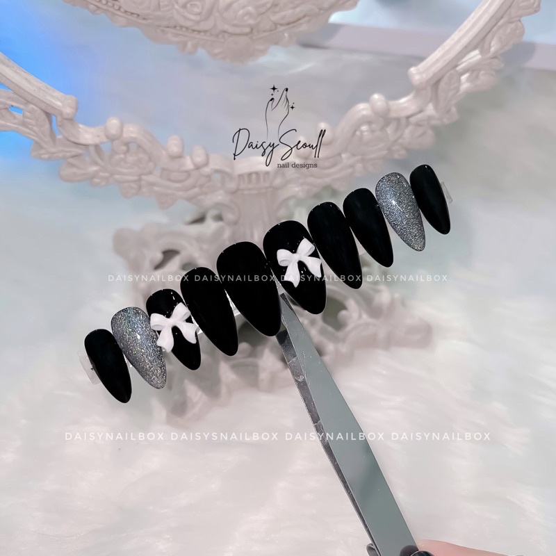 Nailbox thiết kế đen gắn nơ sơn ánh nhũ flash