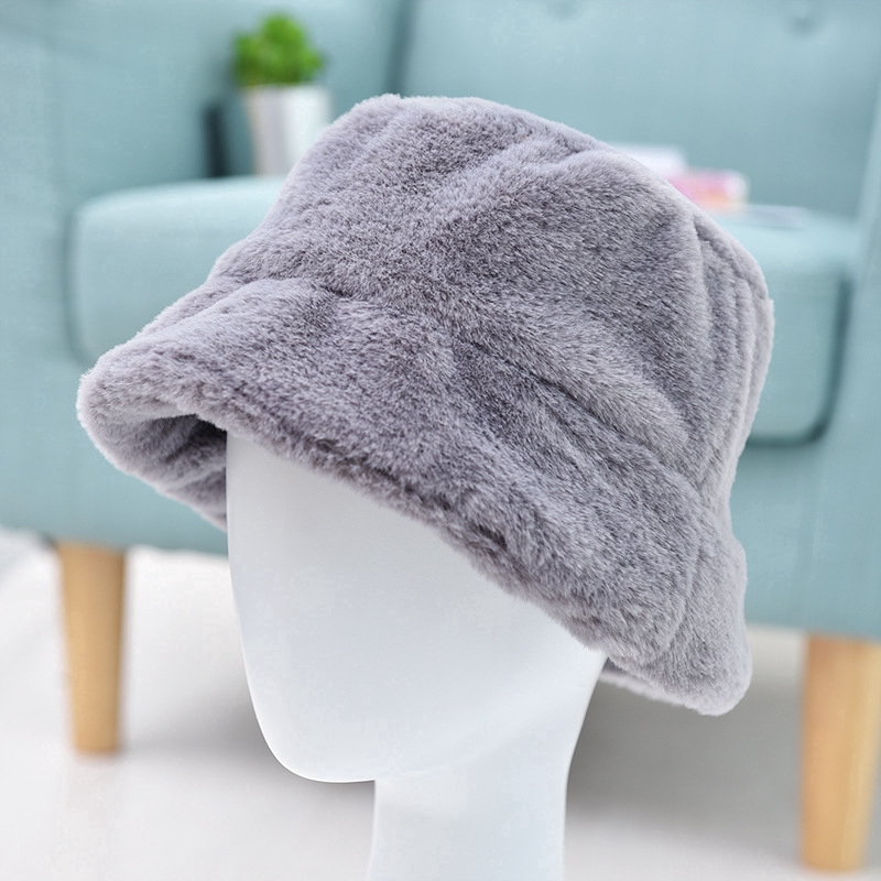 Soft wide-brimmed velvet hat to keep warm in winter style for women