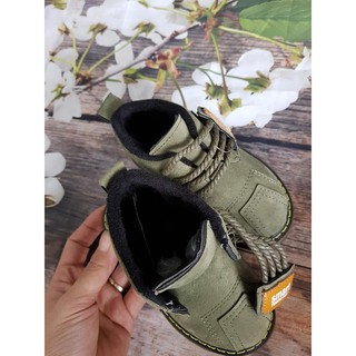 Boot bé trai