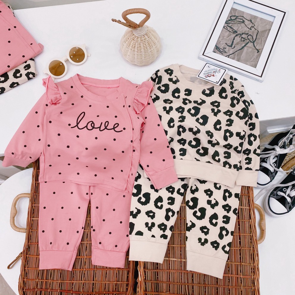 Bộ Quần Áo Dài Tay Mùa Thu Ren Tay In Hình Love màu bạc chấm bi, Da Báo Cho Bé Từ 6-20kg Mã DT13