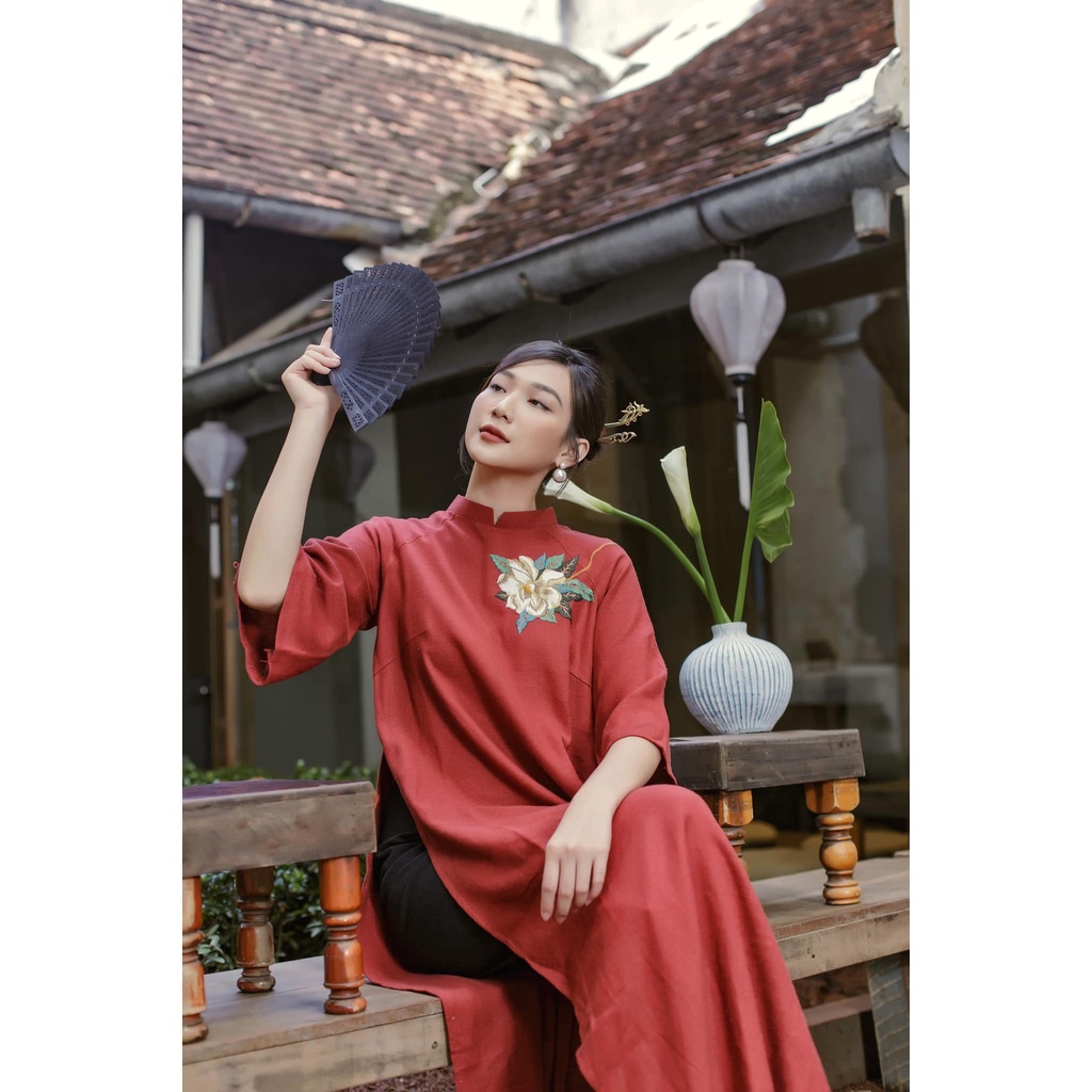 Áo dài cách tân đỏ thêu hoa