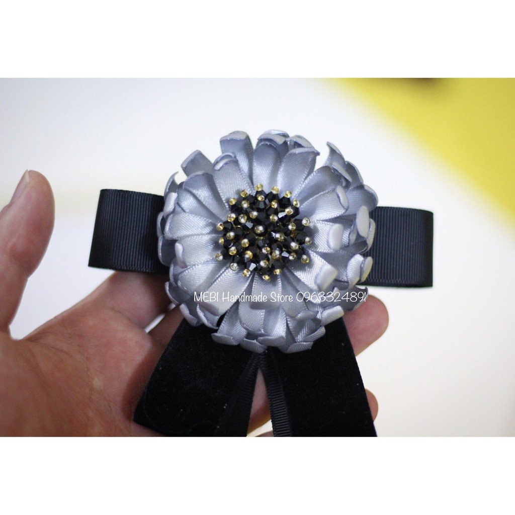 (ảnh thật 100%) Tag hoa cài cổ áo handmade mẫu hoa cúc nhụy phale ruy băng đen