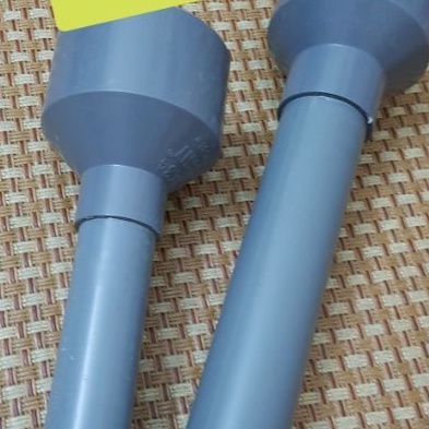 Dụng cụ đóng phân dê vào túi lưới