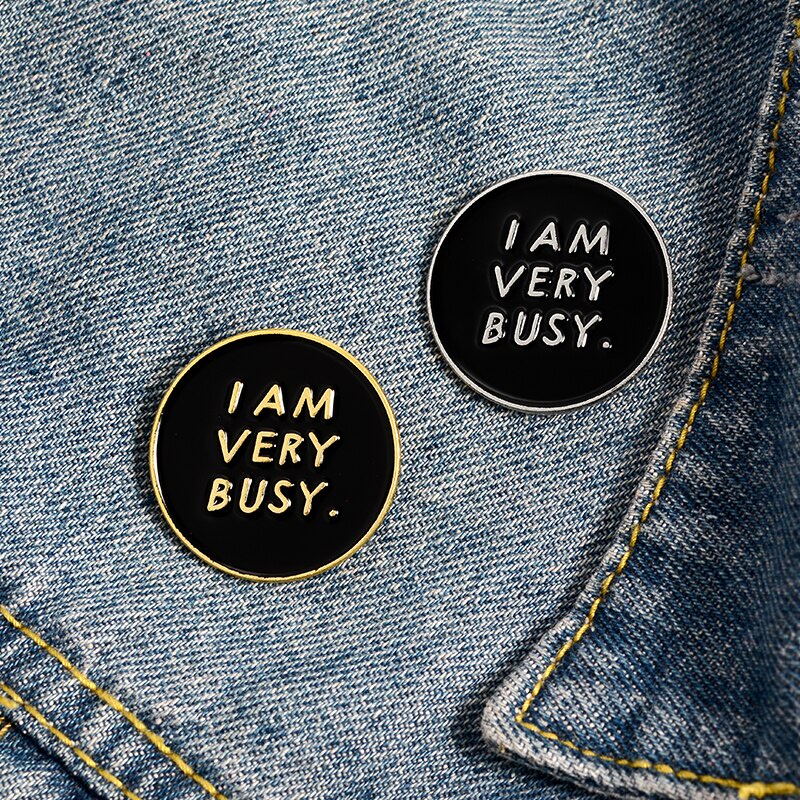 Ghim cài áo tròn tráng men màu đen in chữ I AM VERY BUSY phong cách punk
