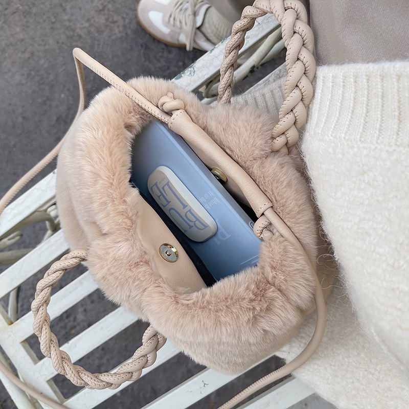 Túi Đeo Chéo Hình Đám Mây Xếp Ly Phối Lông Dễ Phối Đồ Hợp Thời Trang