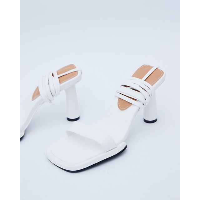 2111 - AUBREY STRING SANDAL