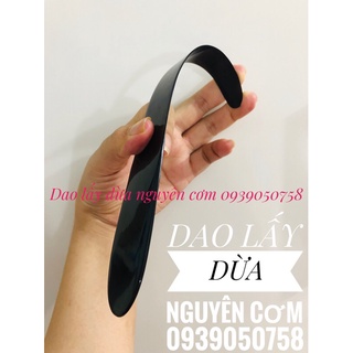 Dao lấy cơm dừa non nguyên cơm