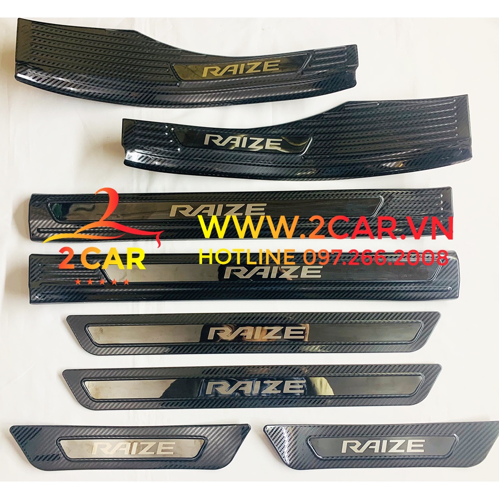 Ốp bậc cửa, nẹp bước chân Carbon xe Toyota Raize 2021 - 2022, Vân cacbon cao cấp