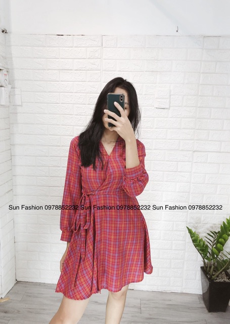 Đầm caro đỏ tay dài cổ V đắp chéo Sun Fashion