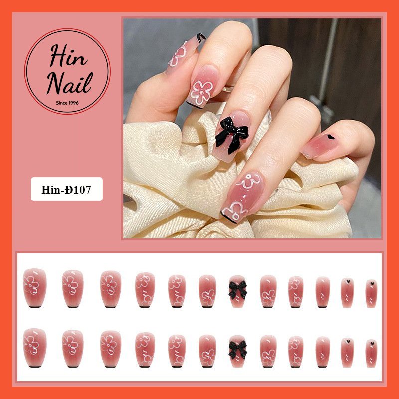 Móng tay giả đính đá Hin Nail form ngắn màu hồng họa tiết bông hoa