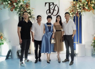 Váy xếp li chấm bi tay bồng
