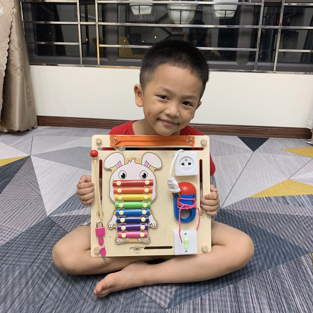 Đồ Chơi Gỗ, Bảng Bận Rộn Busy Board Kèm Đồng Hồ Lịch Đa Năng Có Kệ Đỡ Cho Bé