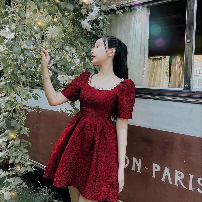 ĐẦM GẤM ĐỎ CHẠY DÂY VIỀN CỔ CAO CẤP