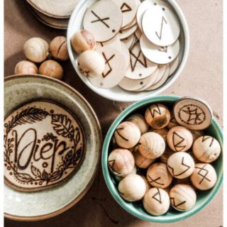 Bộ runes khắc tay lên gỗ