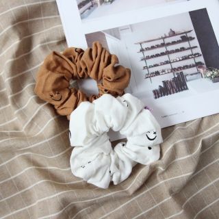 Ốc Sên Shop - Scrunchie vải linen mặt cười