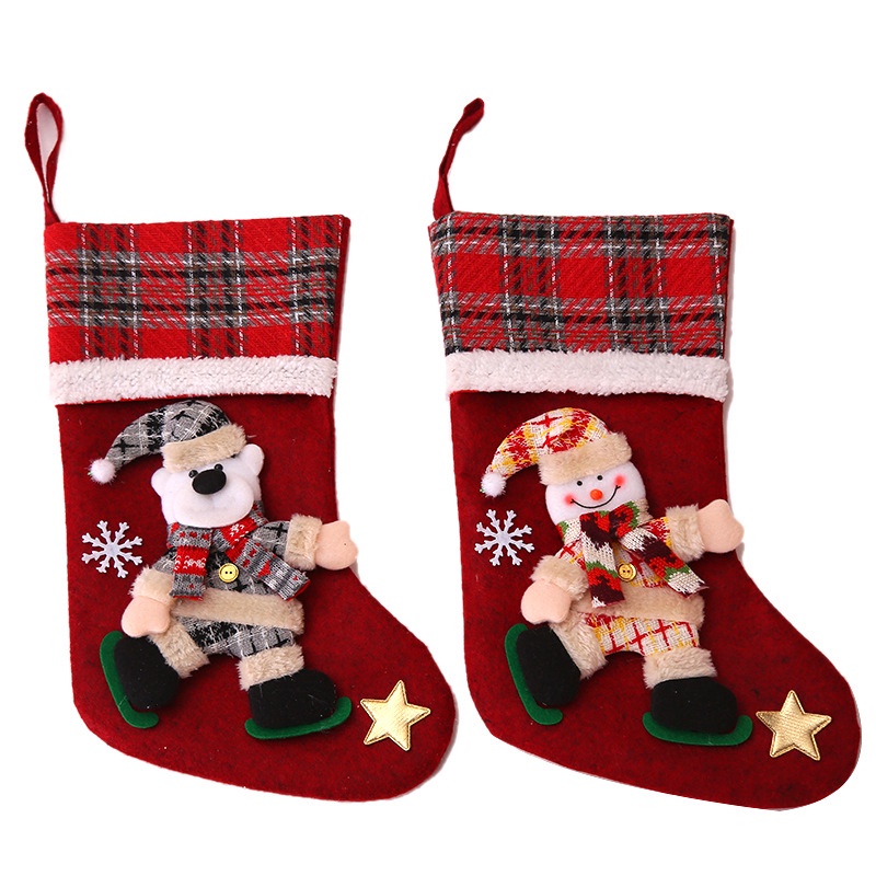 Túi đựng kẹo thiết kế hình chiếc tất trang trí cây thông noel độc đáo