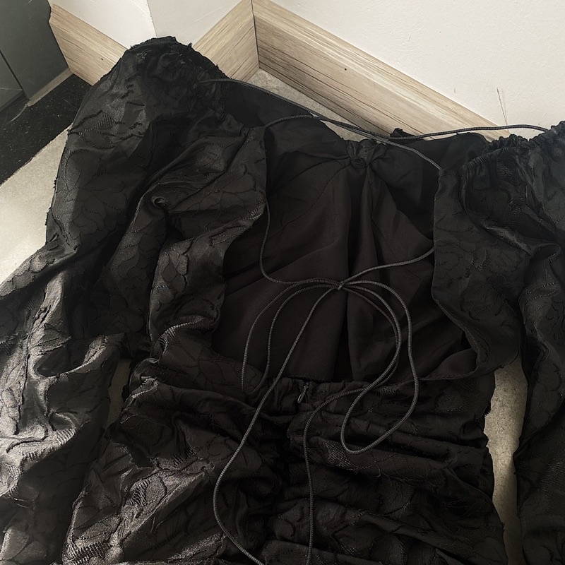 ĐẦM ĐEN TAY DÀI JAMIE DRESS thiết kế tay phồng điểm nhấn thắt dây sau lưng sexy cho các dịp lễ cuối năm chất vải dày dặn