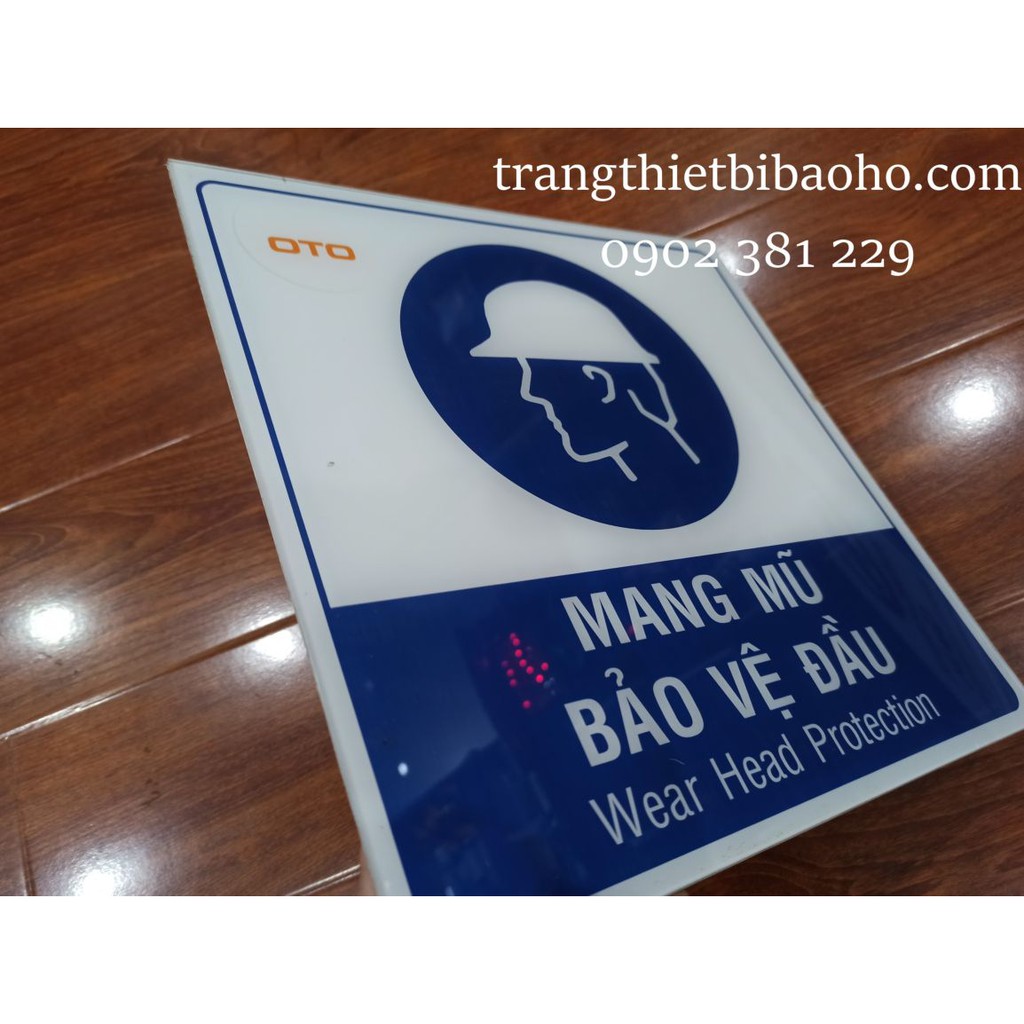 Biển báo an toàn chất liệu mica Mang nón bảo hộ - kích thước 30 x 30cm