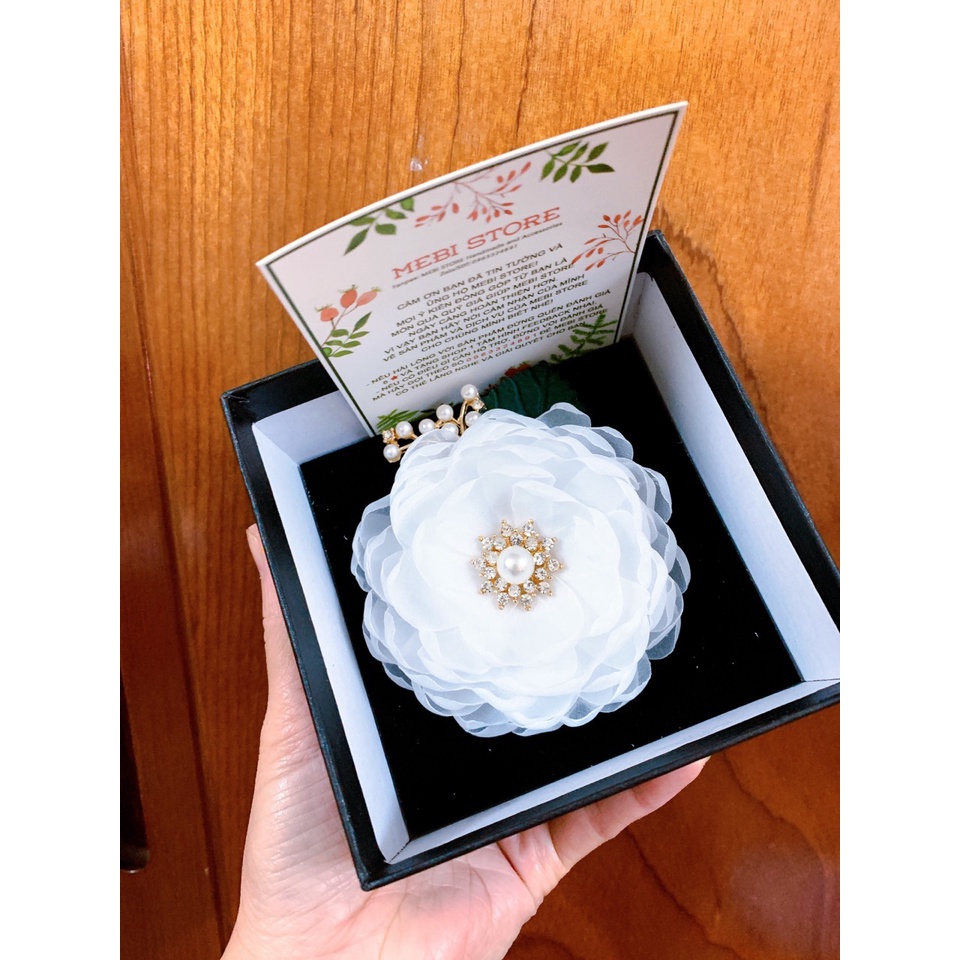 Hoa cài áo handmade mẫu vải voan hàn cánh nhăn xếp tầng mix cành trai chùm màu trắng Nobox