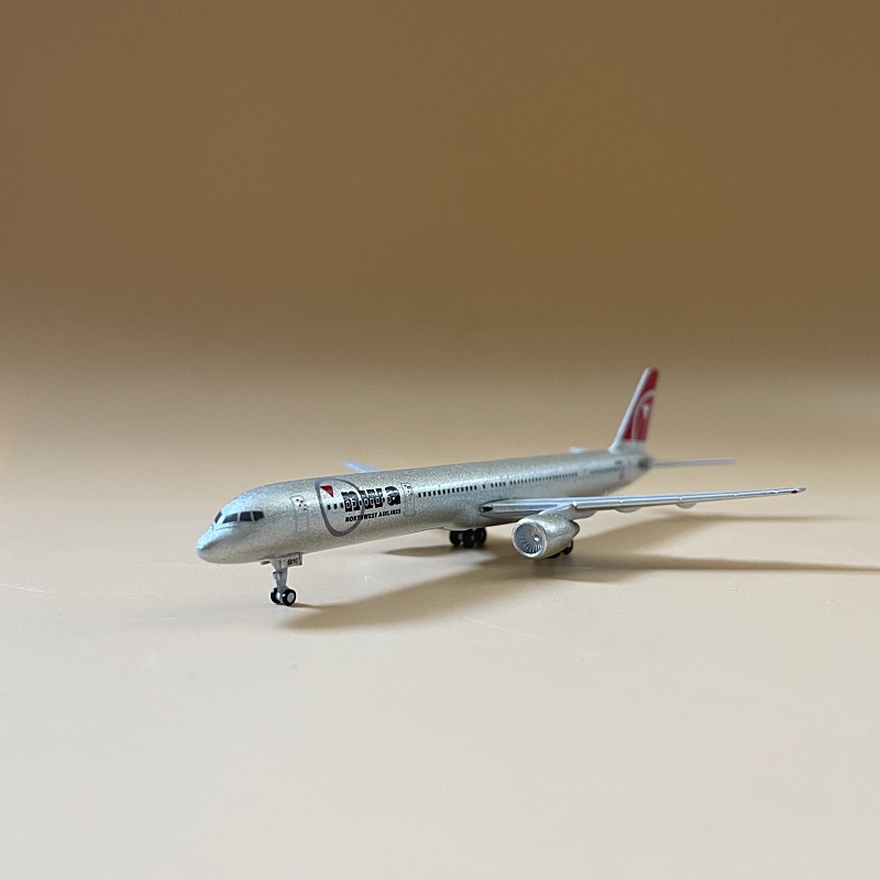 Mô Hình Máy Bay Bắc Mỹ Boeing 757-300 Bằng Hợp Kim Tỉ Lệ 1: 400