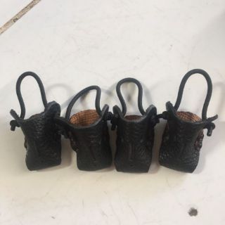 Bịt mỏ và bịt cựa gà